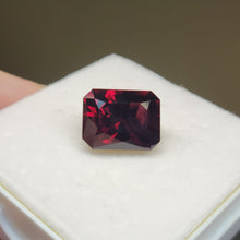Load image into Gallery viewer, 12.58ct Rhodolite Garnet Facet