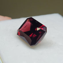 Load image into Gallery viewer, 12.58ct Rhodolite Garnet Facet